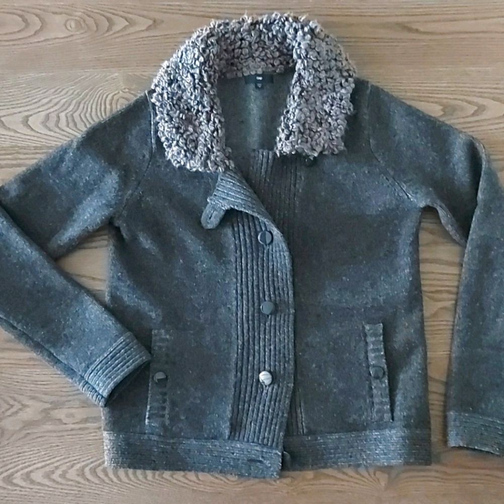 Gap sweater